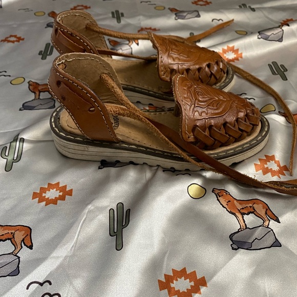 Girls Toddler Rose Stamped Lace Up Leather Huarache Sandals - Picture 3 of 4